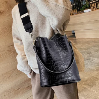 2023 НОВИ кожени чанти през рамо, женски вместительные лоскутные модни чанти-кофи с крокодиловым модел, чанти-незабавни посланици през рамо